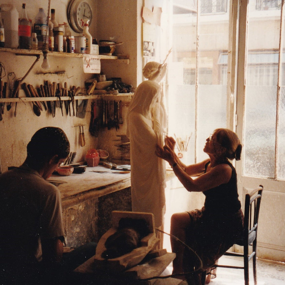 La sculptrice finalise une épreuve de Notre Dame de France dans l’atelier du mouleur Hervé Capelli