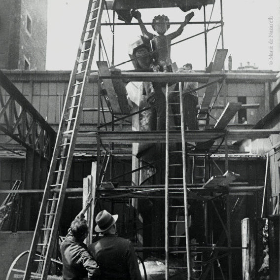 pose de la statue Notre Dame de France tour campanile paris exposition universelle 1937 Paris photo prise par R.P de Reviers de Mauny © Marie de Nazareth