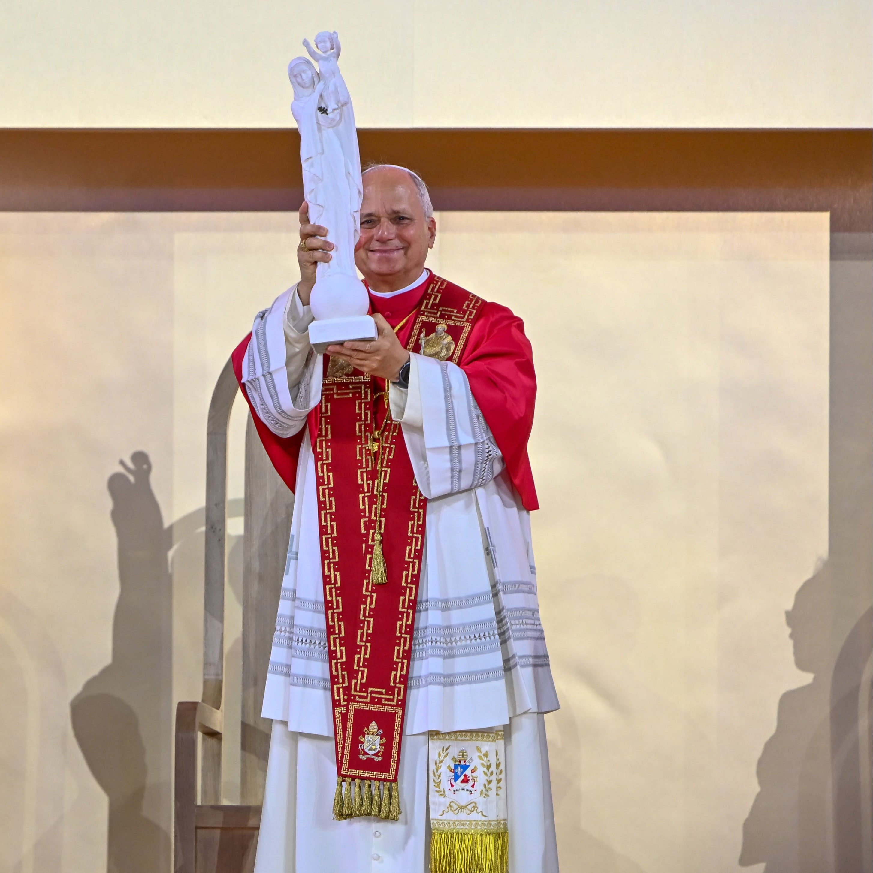 Statue Notre Dame de France dans les bras du Pape Léon 14 au stade de France 25 septembre 2026