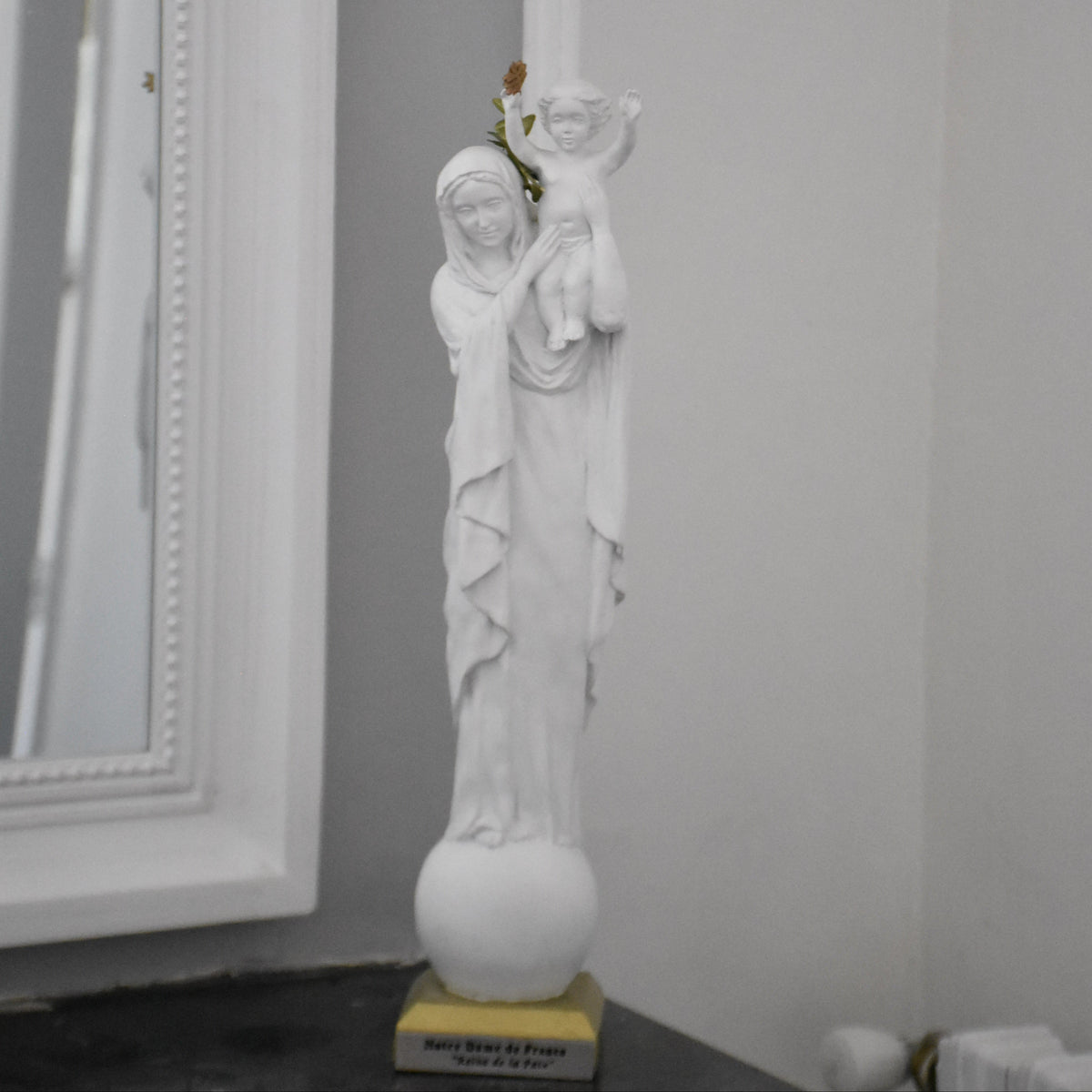 statue notre de france dans une maison